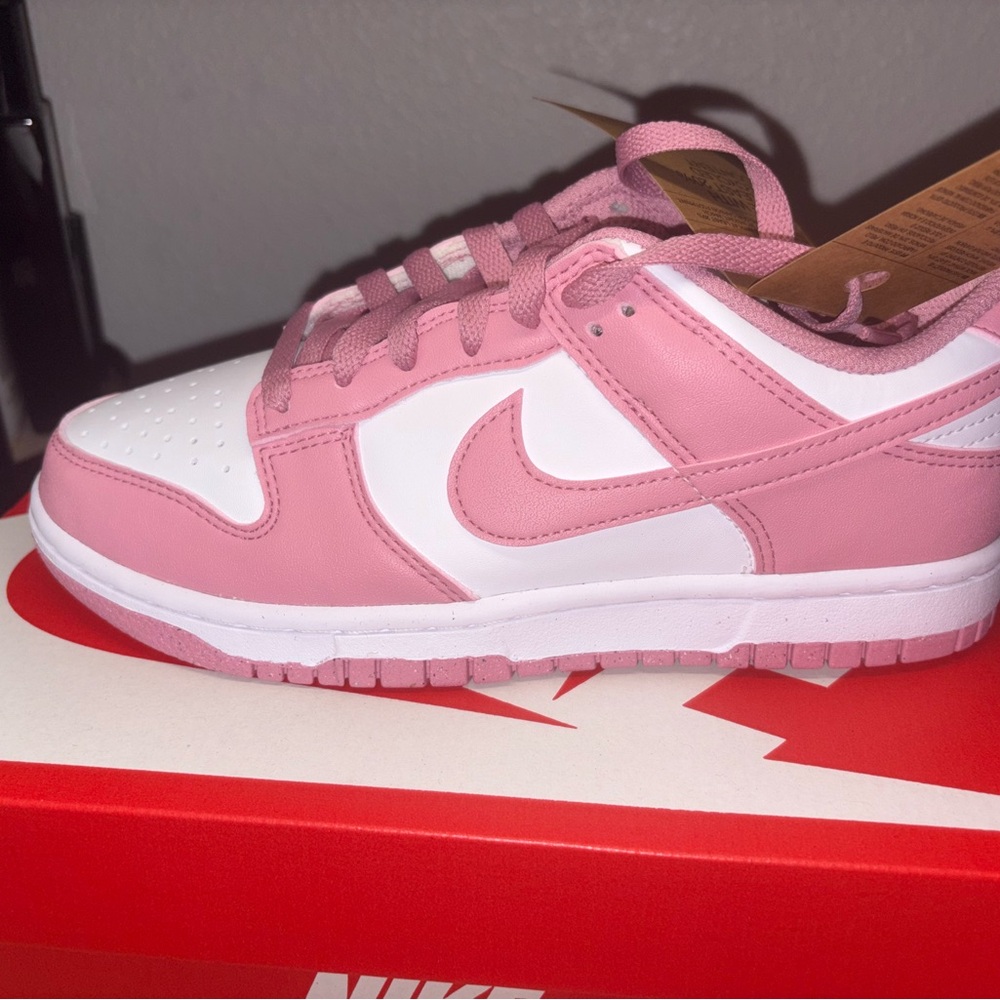 Nike women Sneakers in Pink and White